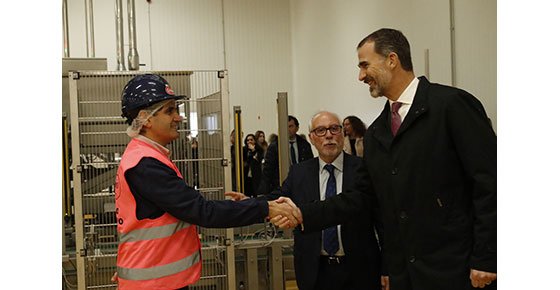 Su Majestad el Rey recibe el saludo de uno de los trabajadores de la fábrica.