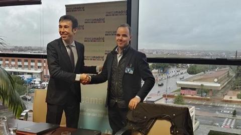 David Chica y Carlos Rodríguez tras la firma del acuerdo de colaboración.