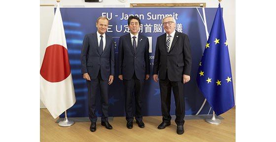 De izquierda a derecha, Donald Tusk, presidente del Consejo Europeo, Shinzo Abe, primer ministro de Japón, y Jean-Claude Juncker, presidente de la Comisión Europea.