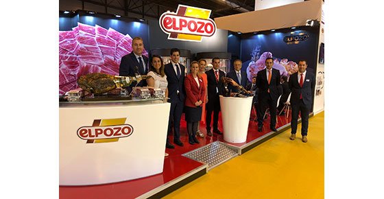 El equipo de ElPozo Alimentación, liderado por su presidente Tomás Fuertes, en el stand de la compañía en Meat Attraction.
