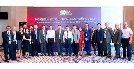 La delegación de PROVACUNO posa junto a los organizadores y participantes de la 5ª Cumbre Internacional de Importadores y Exportadores celebrada en China.