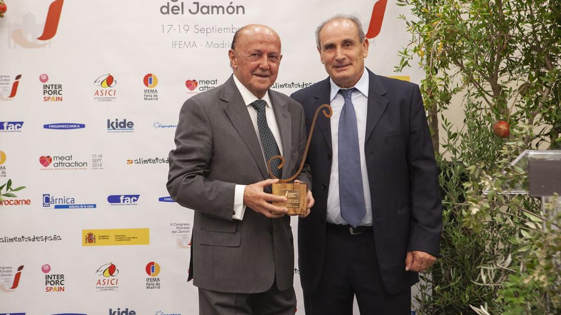 Generoso García recibe el Premio a la Trayectoria Empresarial de manos del presidente de ASICI, Antonio Prieto, en el pasado Congreso Mundial del Jamón.