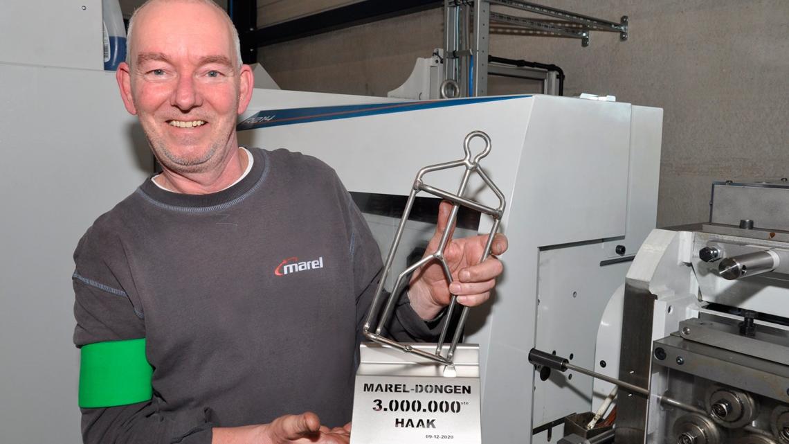 Hugo van den Elshout, responsable de la producción de ganchos en Marel Dongen muestra con orgullo el gancho número 3.000.000.