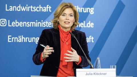 Julia Klöckner durante la presentación de los resultados de la Comisión Borchert.