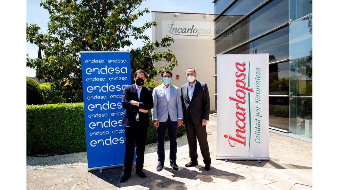 El consejero delegado de Incarlopsa, Clemente Loriente, acompañado por Juanjo Muñoz, director de grandes clientes de Endesa Energía, y César García Yela, director de ventas a grandes clientes de Endesa X.