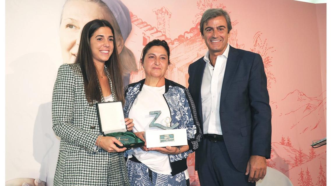 Pilar Arteaga e Inmaculada Sarasa, finalista y ganadora del Premio Zoetis Ganadería en Femenino 2021, junto a Félix Hernáez, director general y vicepresidente senior de Zoetis Europa del Sur.