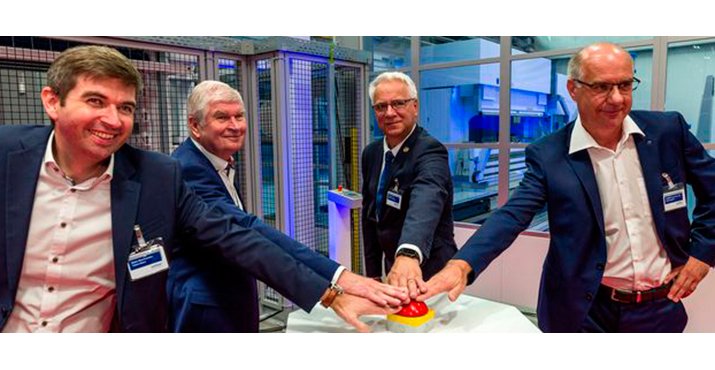 De izquierda a derecha: Tobias Weber, director ejecutivo de Weber Maschinenbau; Günther Weber, fundador de la empresa; y Dr. Stefan Rudolph, Bernd Jaehner, ministro de Estado para Asuntos Económicos del Estado Federal de Mecklenburg-Vorpommern; y Bernd Jaehner, ventas de Trumpf.