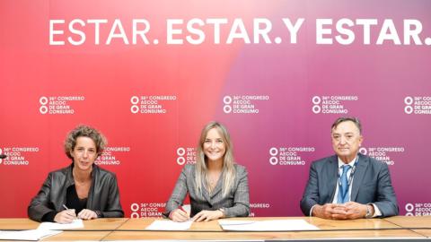 Maite Arrizabalaga, directora comercial y de marketing de AECOC; Mariam Burdeos, directora de Cleanity; Miguel Burdeos, presidente de Cleanity, durante la firma del acuerdo.