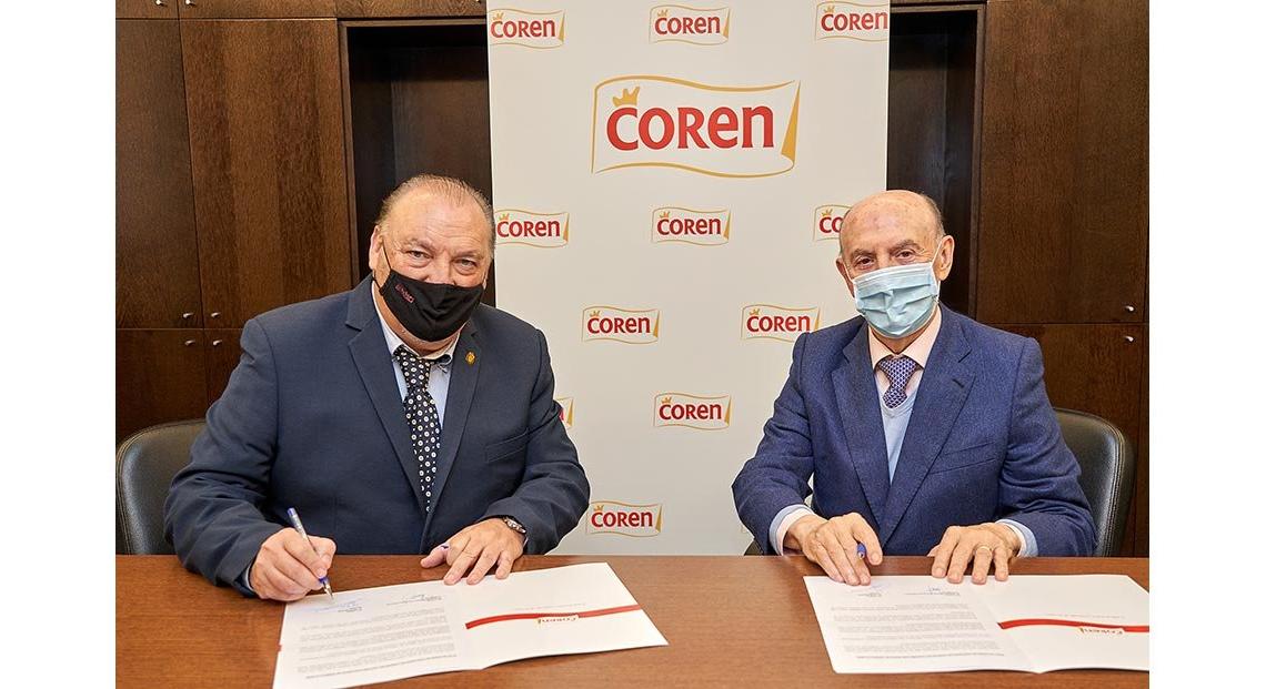 El gerente de Alibós, Jesús Quintá (izda), y el presidente de Coren, Manuel Gómez-Franqueira (dcha), en la firma del convenio de compra de castaña para 2022.