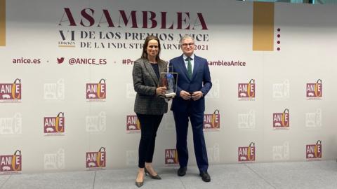 Juana Manso, directora de la Unidad de Negocio de Navidul, recogió el premio de manos del presidente de ANICE, Alberto Jiménez.