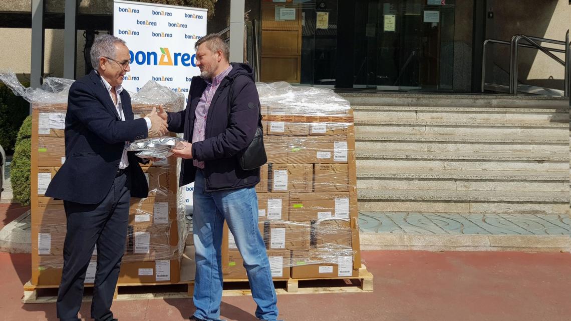 Ayer miércoles, bonÀrea entregó cerca de 1.100 bolsas para transfusiones de sangre a representantes de la Asociación Eslava Oriental de La Segarra.