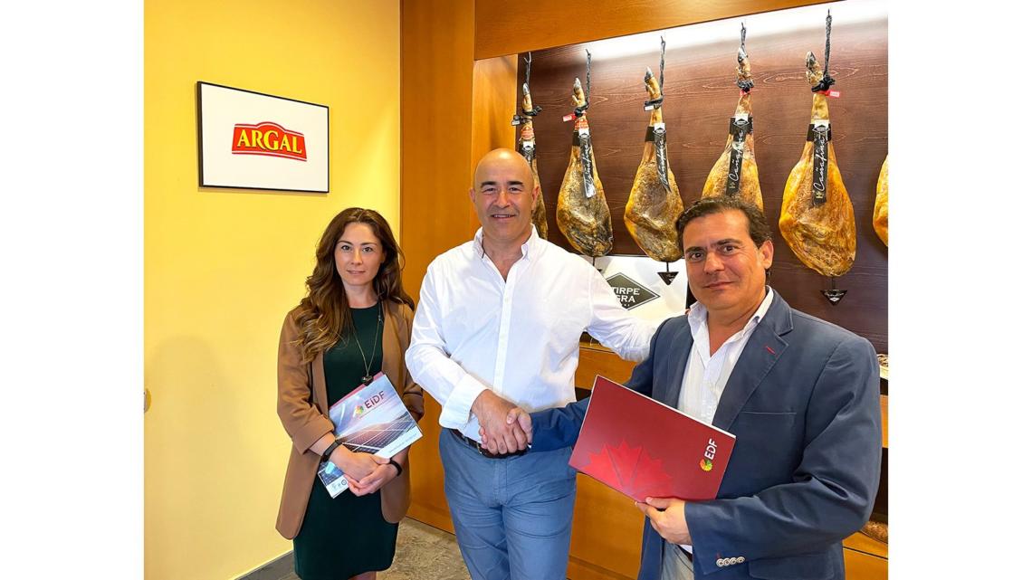 Antonio Cordero, subdirector general de Argal y director de Estirpe Negra, Manuel Falcón, delegado comercial de EiDF en Extremadura, y Montserrat Benítez, de EiDF.