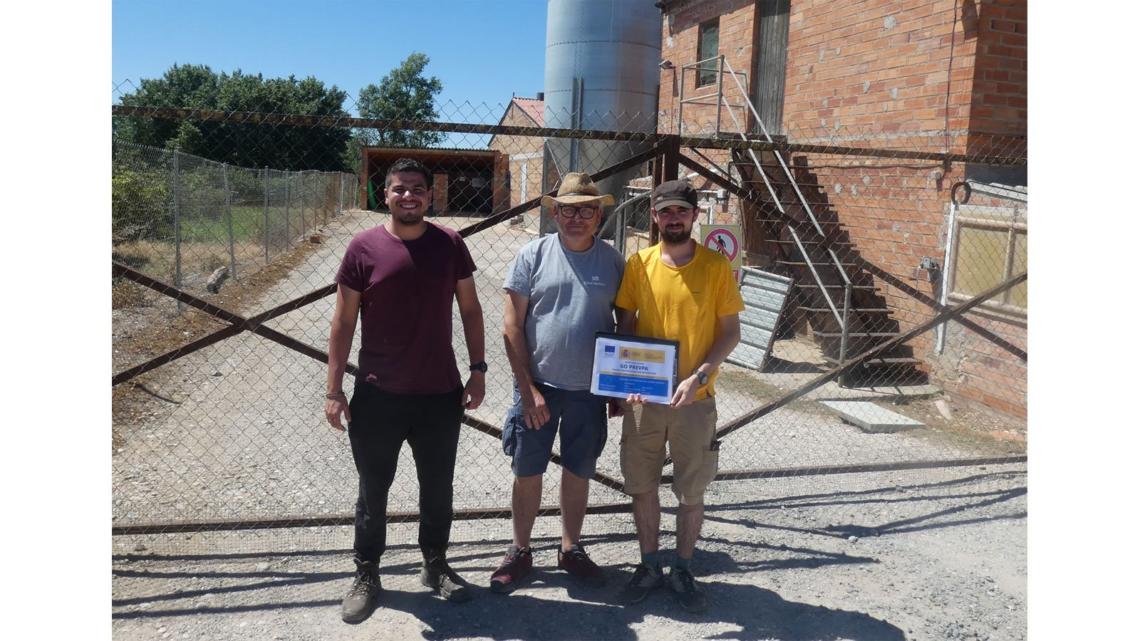 Eduardo Laguna (IREC), José Casanova (Cincaporc) y Mario Sebastián (IREC) visitando una granja porcina intensiva en Lérida.