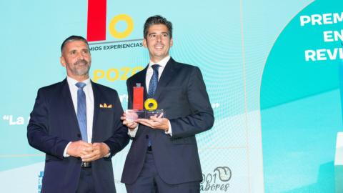 El galardón ha sido recogido por Juan Antonio Cánovas Fuertes, Director Comercial de Frescos de manos de Jesús Jiménez Avellaneda presidente de Hoytu.
