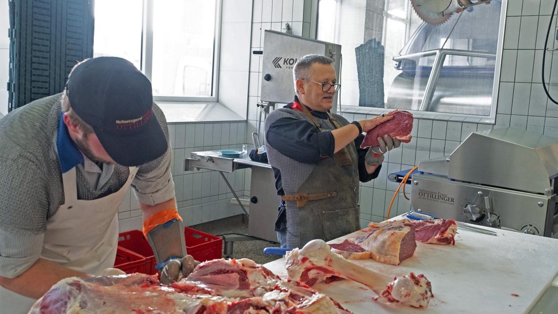 Christoph Grabowski, maestro carnicero alemán, sumiller de carne certificado, mostró a los asistentes algunos nuevos cortes de carne.