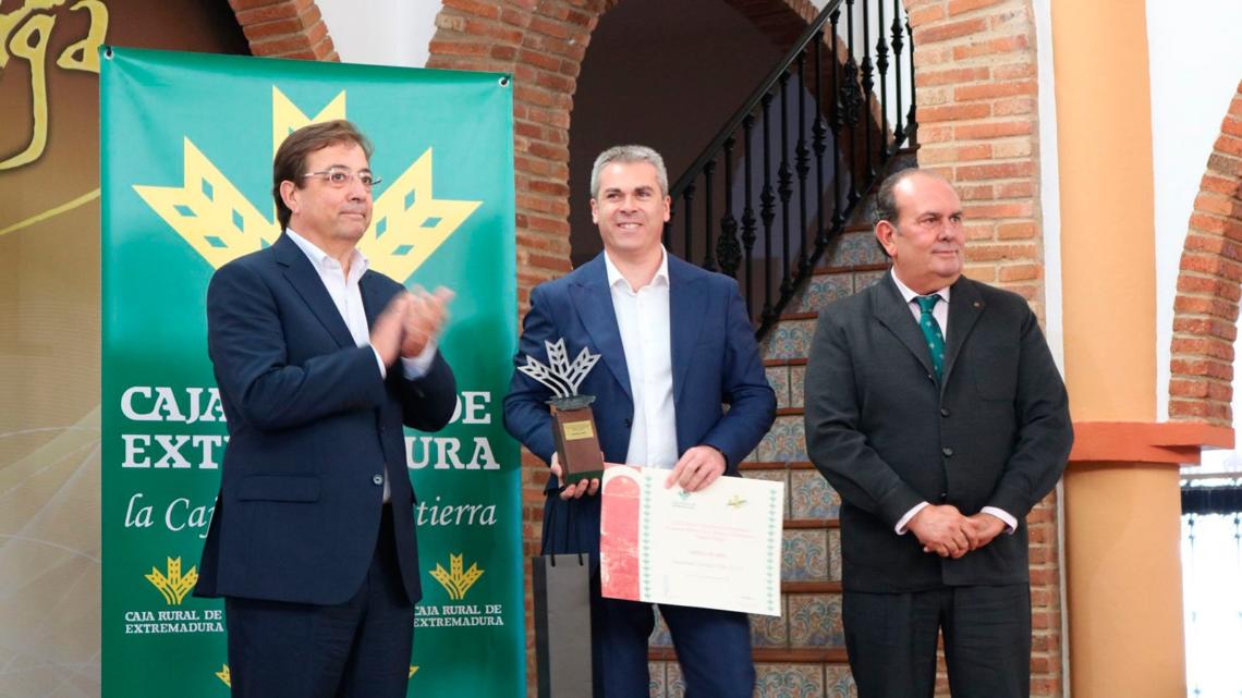 De izquierda a derecha: Guillermo Fernández Vara, presidente de la Junta de Extremadura, Manuel Ramos Minero, de Costa Food Group, y Urbano Caball, presidente de Caja Rural de Extremadura.