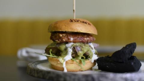 Propuesta que se podrá degustar en el restaurante madrileño Torcuato: hamburguesa de cordero de pastoreo especiada con pan brioche y tzatziki.