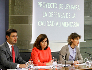De izquierda a derecha, el ministro de  Justicia, Rafael Catalä; la vicepresidenta portavoz, Soraya Sáenz de Santamaría; y la ministra de Agricultura, Isabel García Tejerina.