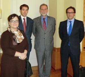 Miembros de la OECE con el embajador español en Atenas