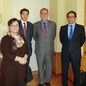 Miembros de la OECE con el embajador español en Atenas