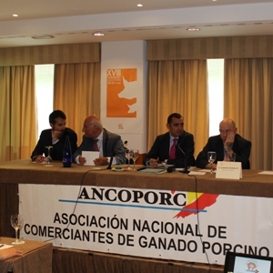 Sergio Fernández, a la izquierda de la fotografía, en la última junta de Ancoporc