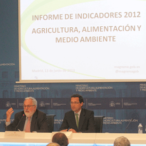 Arias Cañete presentando el estudio