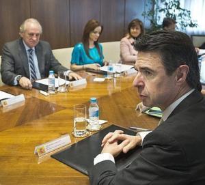 El ministro Soria frente a Pedro Ballvé y Silvia Clemente