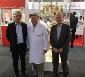 José Moya, Heinz-Werner Süss, presidente de la federación alemana de carniceros, y Joan Estapé