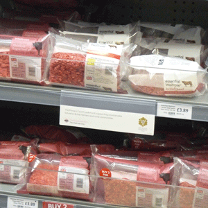 Carne picada envasada para hacer hamburgesas en un supermercado de Inglaterra