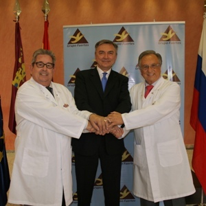 El embajador ruso junto con dos de los hermanos Fuertes
