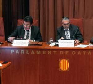 Josep Collado, a la izquierda, haciendo su presentación