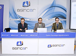 De izquierda a derecha, José Luis Gracía; Juan Díaz, director general de Asincar; y Alejandro Blanco, director de Gestión Empresarial y Formación de Seresco.