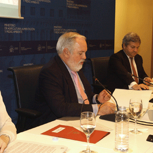 Miguel Arias Cañete, con Fernando Burgaz