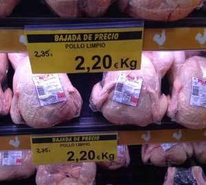 Imagen sacada por la Unió en los stands de Mercadona, el pollo está 0,5 euros más barato que el precio mínimo de producción