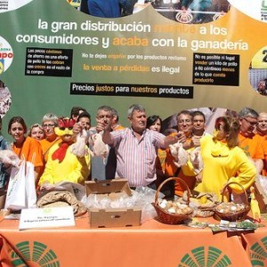 UPA repartió 1.500 pollos en la plaza de Callao