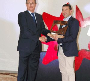 García Belenguer entrega el premio a un representante de Soincar