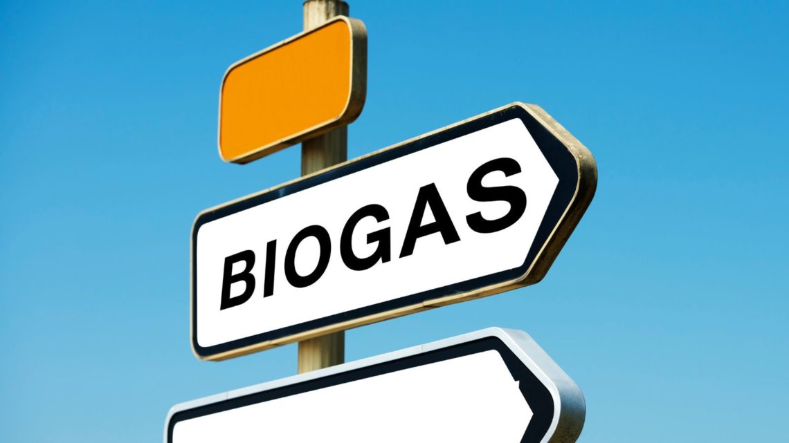 El empleo de biometano como recurso energético permite la gestión de los residuos orgánicos, fruto del biogás que se genera durante el proceso de descomposición de estos residuos.