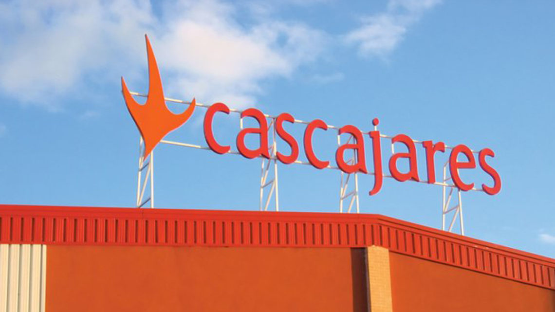 Cascajares ha desmontado su característico logo para colocarlo en la nueva fábrica que está construyendo en Dueñas