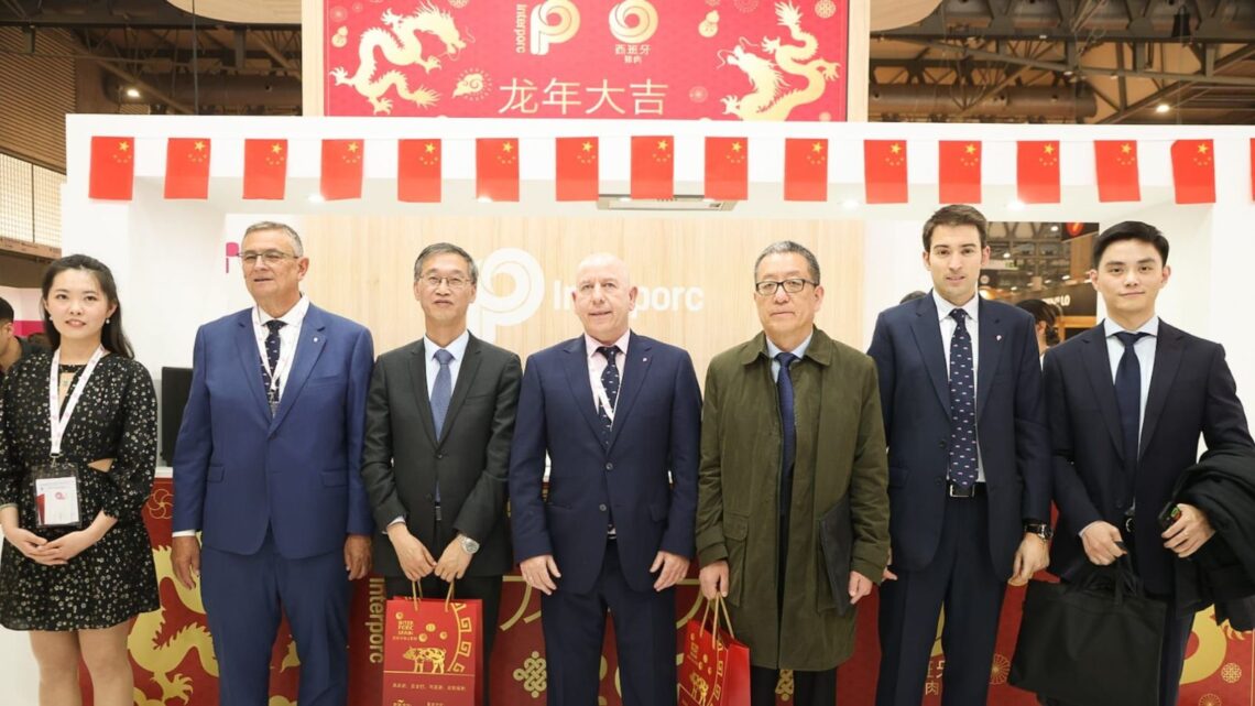 foto institucional de la visita del embajador chino el estand de INTERPORC en Alimentaria