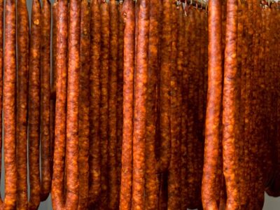 “Carne de cerdo, pimentón, ajo y sal”, la IGP Chistorra de Navarra cumple un año a medidados de 2024